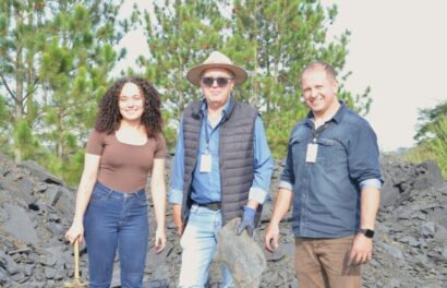 Professores e estudantes de Geografia participaram da coleta, catalogação e armazenamento dos fósseis.