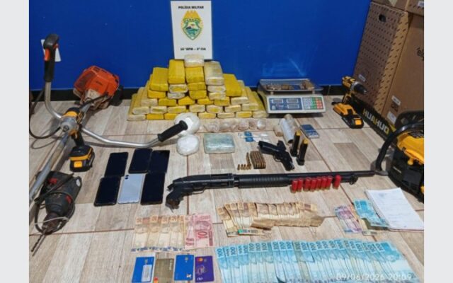 Operação da PM apreende mais de 27 quilos de drogas, armas e prende quatro suspeitos em Santa Maria do Oeste