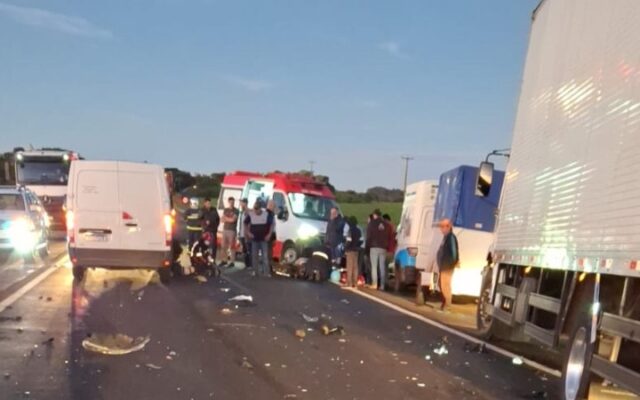 Dois motociclistas morrem em colisão frontal com van na BR-373, em Candói