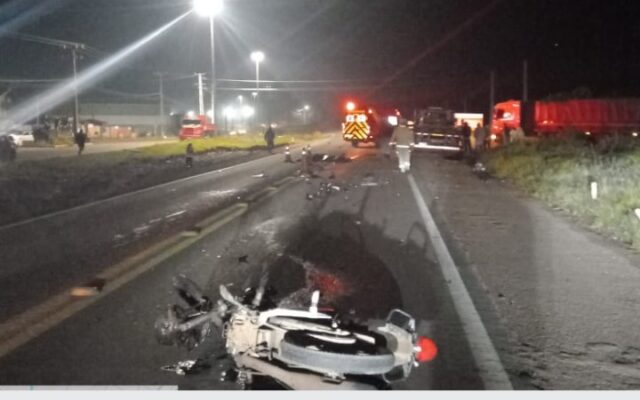 Colisão entre motocicleta, carro e caminhão deixa dois mortos na PRC-466 em Pitanga