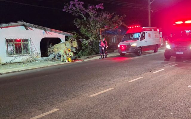 Motorista morre e passageiro fica ferido após capotamento no Centro de Guarapuava