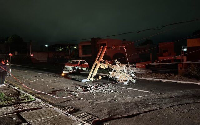 Motorista fica preso em veículo após bater contra poste na Avenida Nereu Ramos, em Guarapuava
