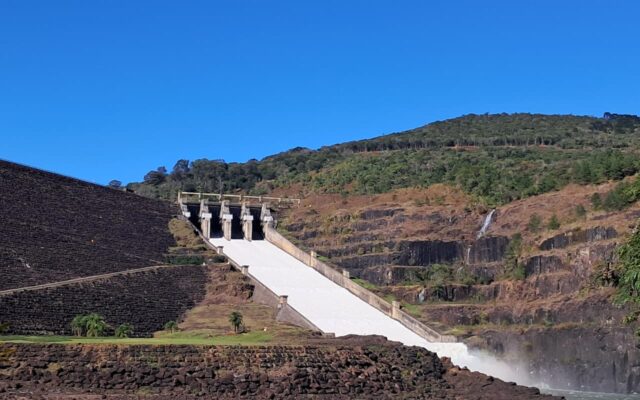 Com vazões acima da média, Copel volta a abrir comportas de usinas do rio Iguaçu