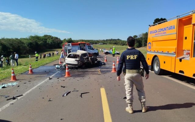 Colisão frontal na BR-277 em Candói deixa um morto e sete feridos; carro pega fogo