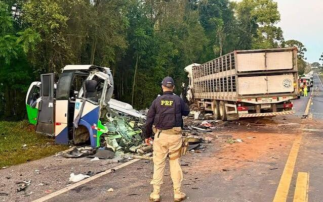 Acidente entre micro-ônibus da Saúde e carreta deixa 23 mortos na BR-373, em Ipiranga
