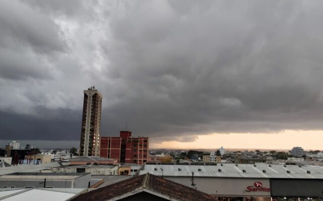 Temporal deixa cerca de 800 pessoas afetadas em Guarapuava; Paraná segue sob alerta do INMET